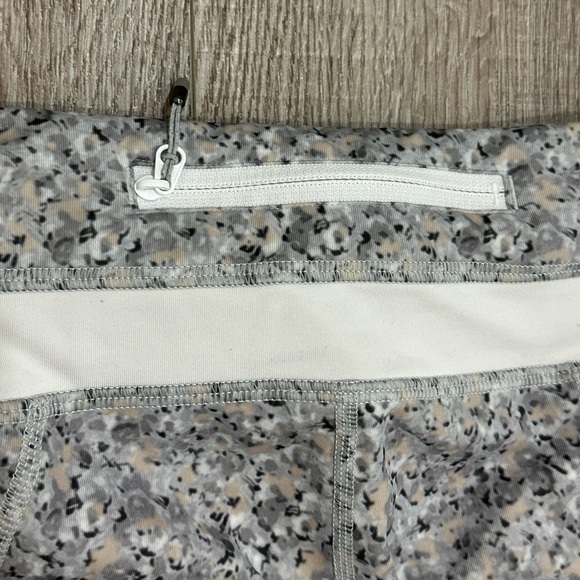 Lululemon Run: Inspire Crop II All Luxtreme 4 Petite Fleur Silver Spoon White - Picture 5 of 10